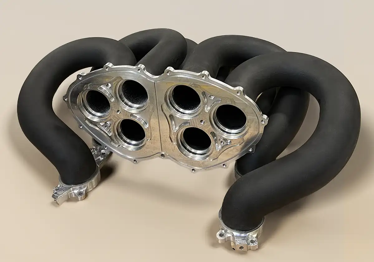 Versione iniziale dei due collettori di aspirazione in Windform SP con flange in alluminio incollate.